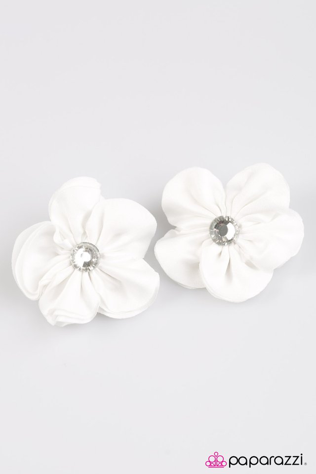 Paparazzi ♥ Sweet Kisses - White ♥ Hair Clip