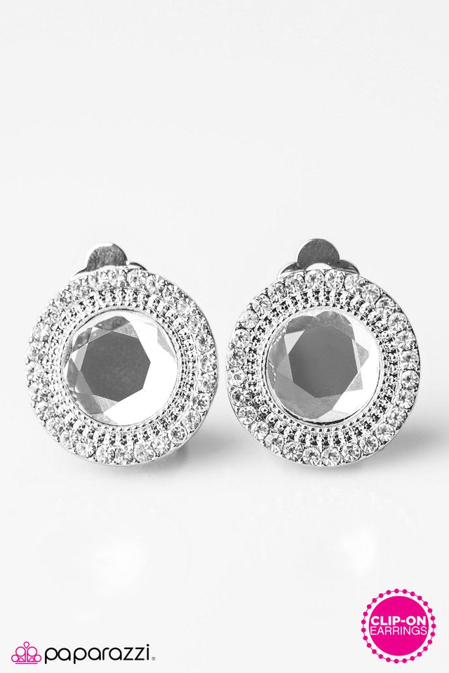 Paparazzi ♥ GLASS-ic Marvel - White ♥ Clip-On