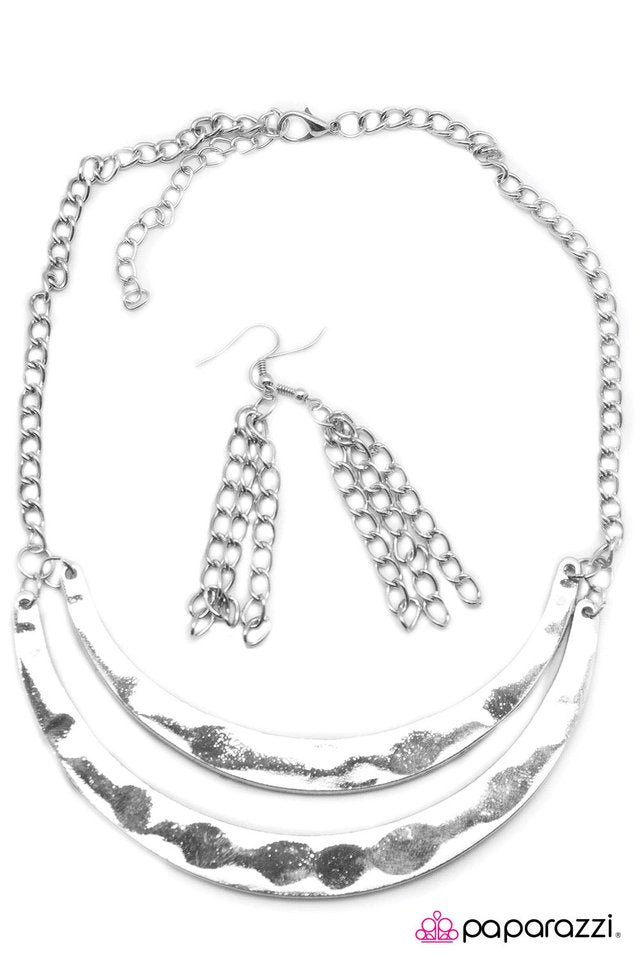 Paparazzi ♥ Smooth Talker - Silver ♥ Necklace