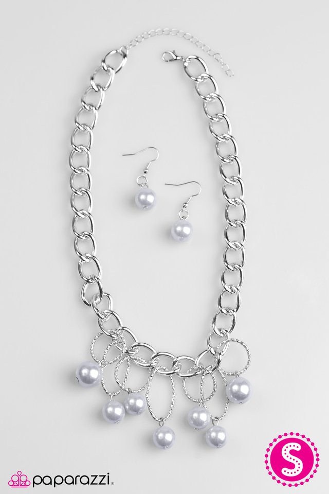 Paparazzi ♥ Classic Girl - Silver ♥ Necklace