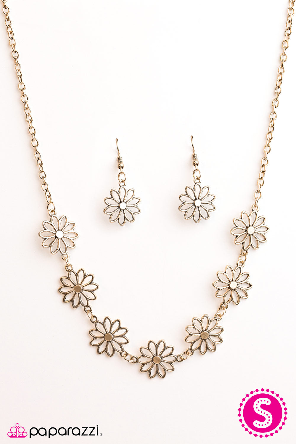 Paparazzi ♥ Crazy For Daisies - Brass ♥ Necklace