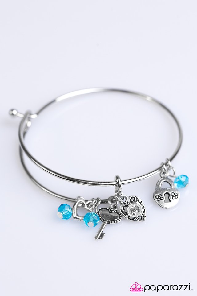 Paparazzi ♥ Love Makes The World Go Round - Blue ♥ Bracelet