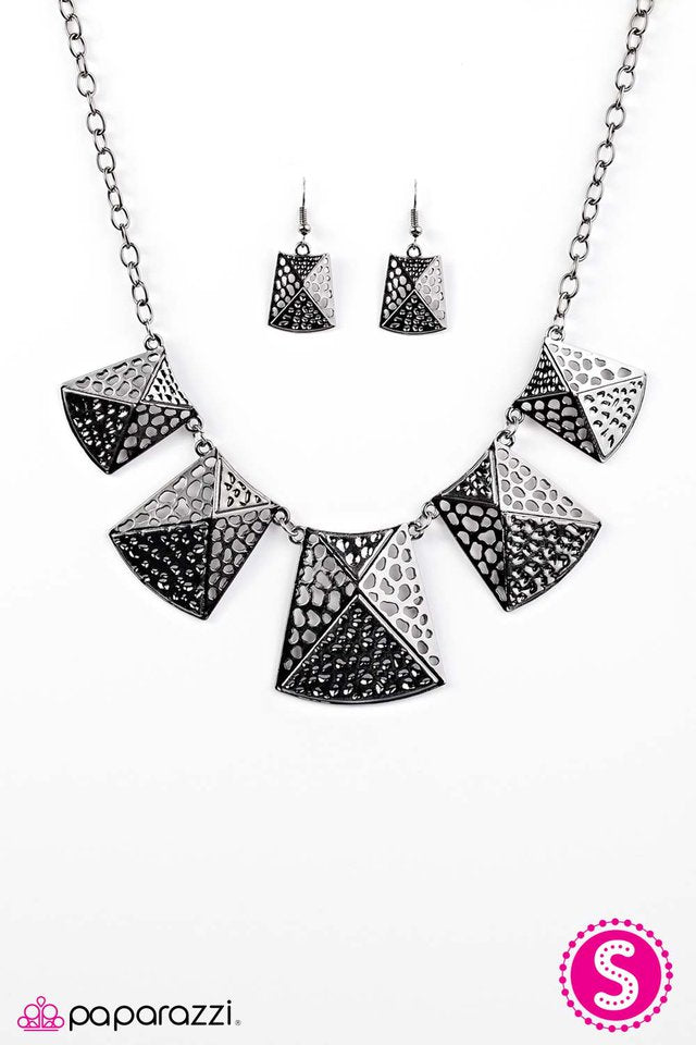 Paparazzi ♥ Hail To The Chief-ette - Black ♥ Necklace