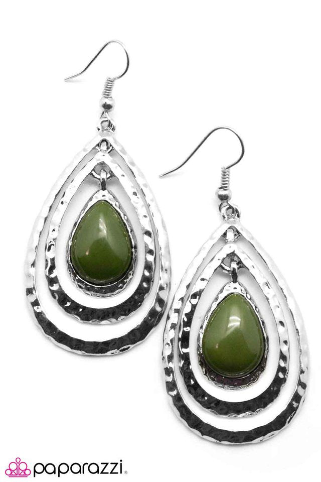 Paparazzi ♥ Dropping the Hint - Green ♥ Earrings