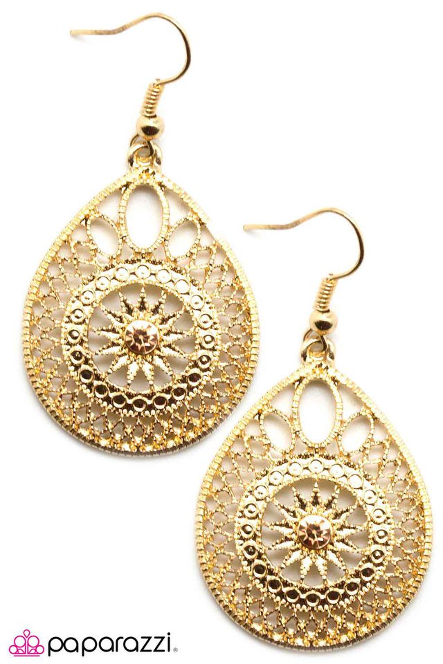 Paparazzi ♥ In the Details - Gold ♥ Earrings