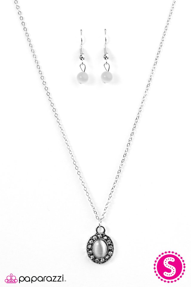 Paparazzi ♥ Moon Garden - White ♥ Necklace