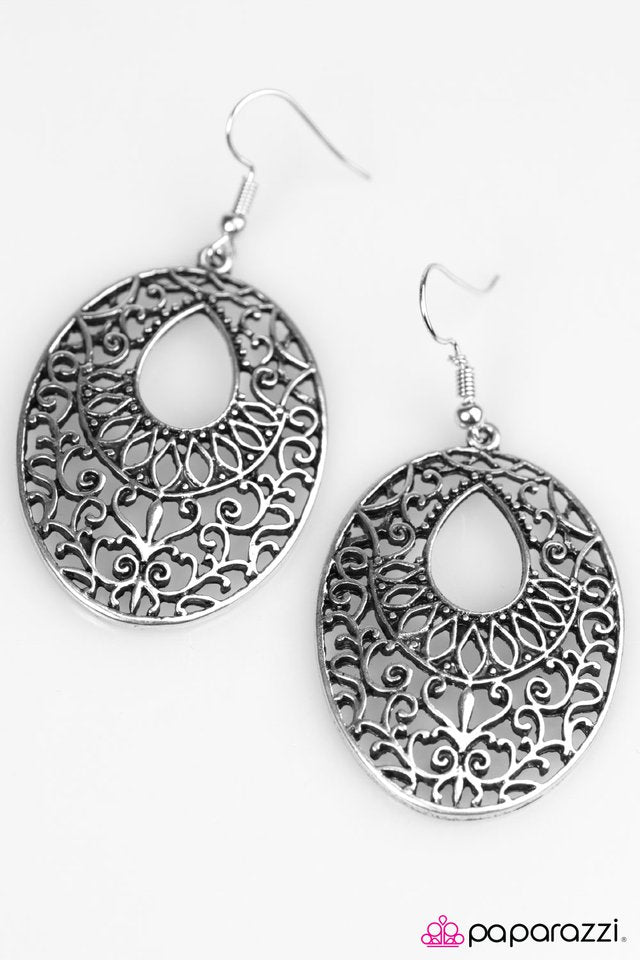 Paparazzi ♥ Regal Code - Silver ♥ Earrings
