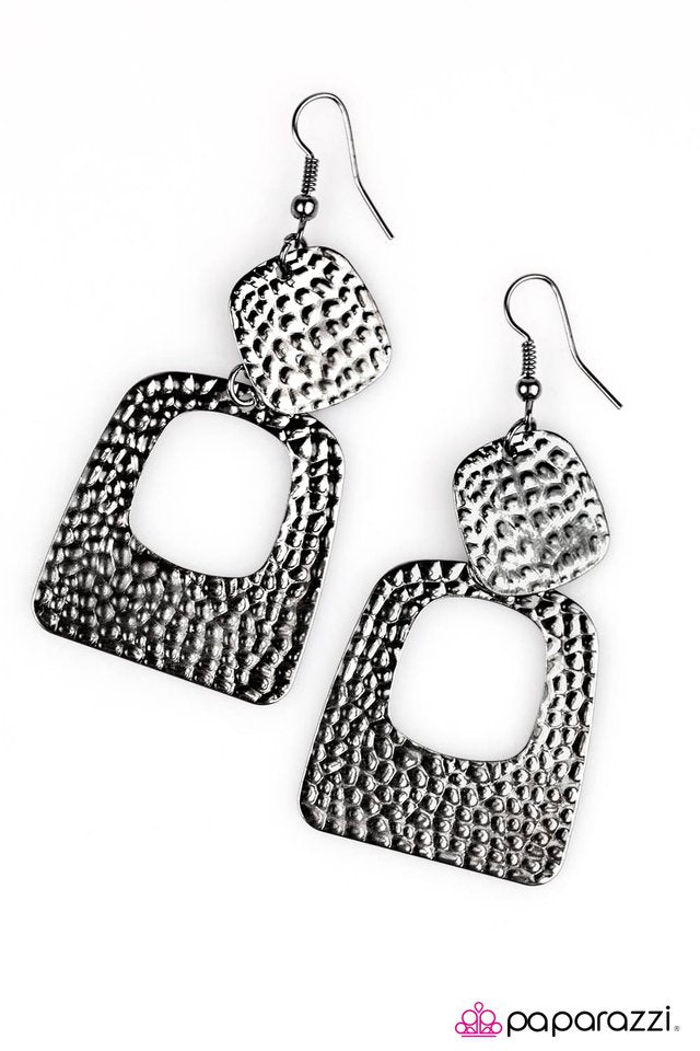 Paparazzi ♥ What A CHIMER - Black ♥ Earrings