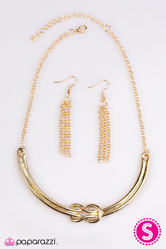 Paparazzi ♥ Whats KNOT To Like? - Gold ♥ Necklace