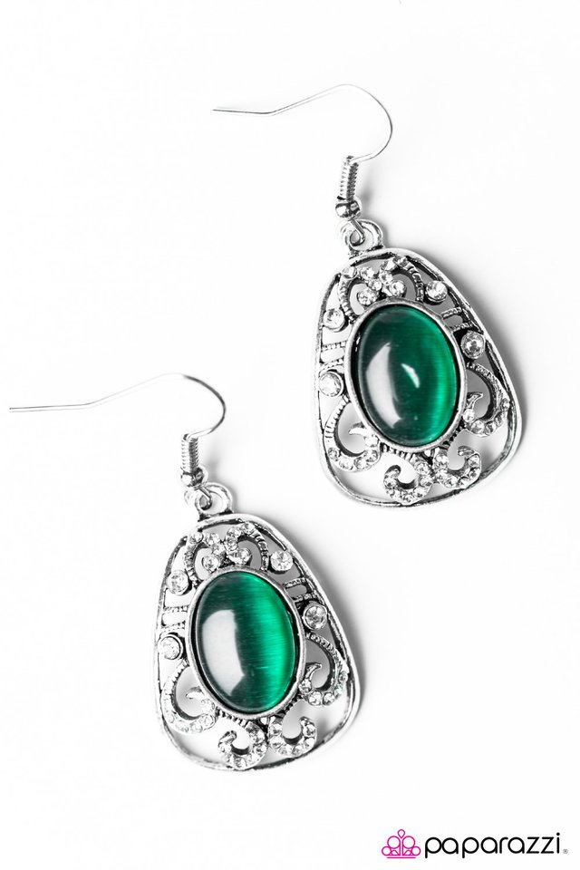 Paparazzi ♥ Royalty Awaits - Green ♥ Earrings