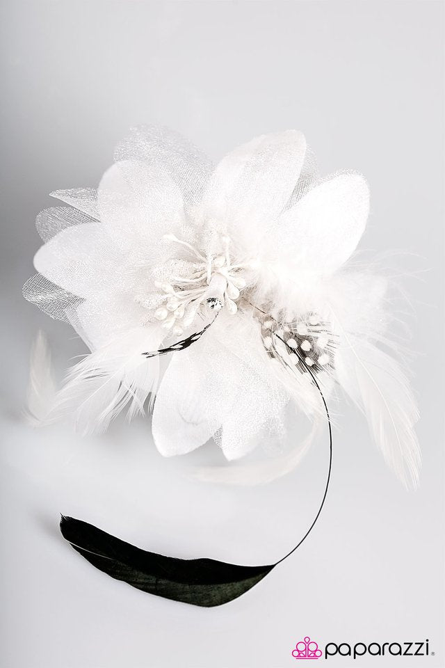 Paparazzi ♥ Flair for the Fantastic - White ♥ Hair Clip