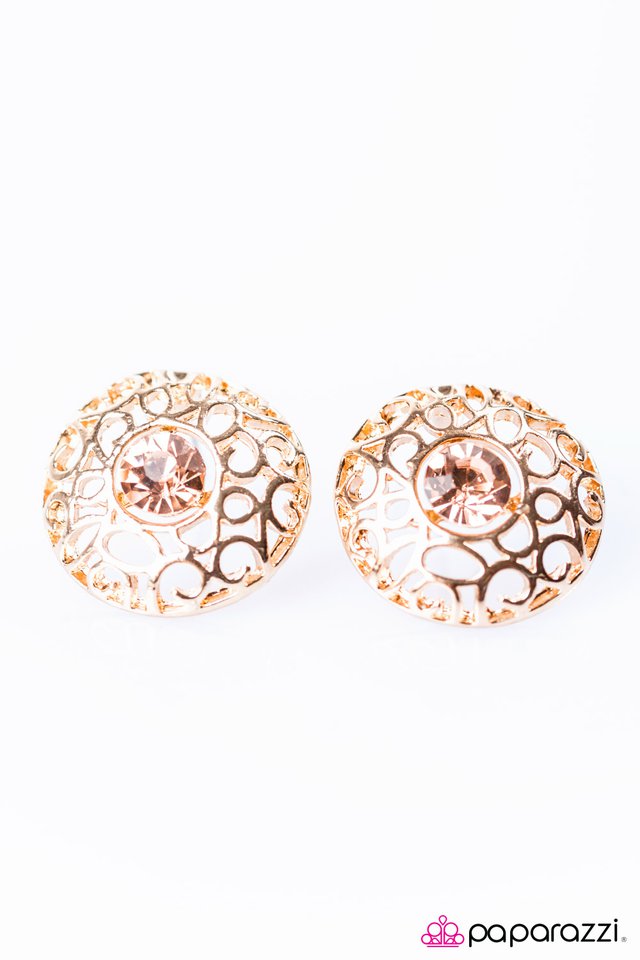 Paparazzi ♥ Be Fabulous - Gold ♥ Post Earrings
