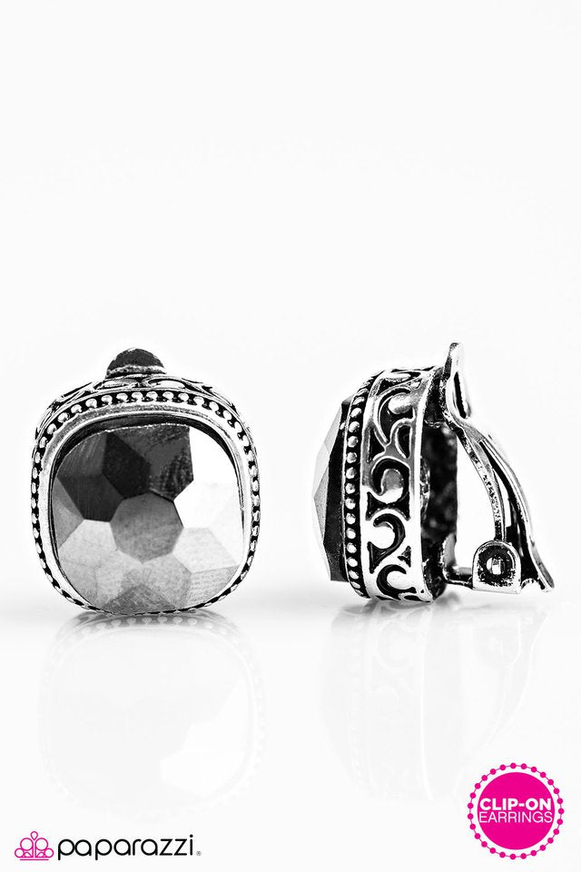 Paparazzi ♥ The Bold and Brave - Silver ♥ Clip-On