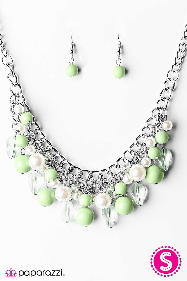 Paparazzi ♥ Vintage Vindication - Green ♥ Necklace
