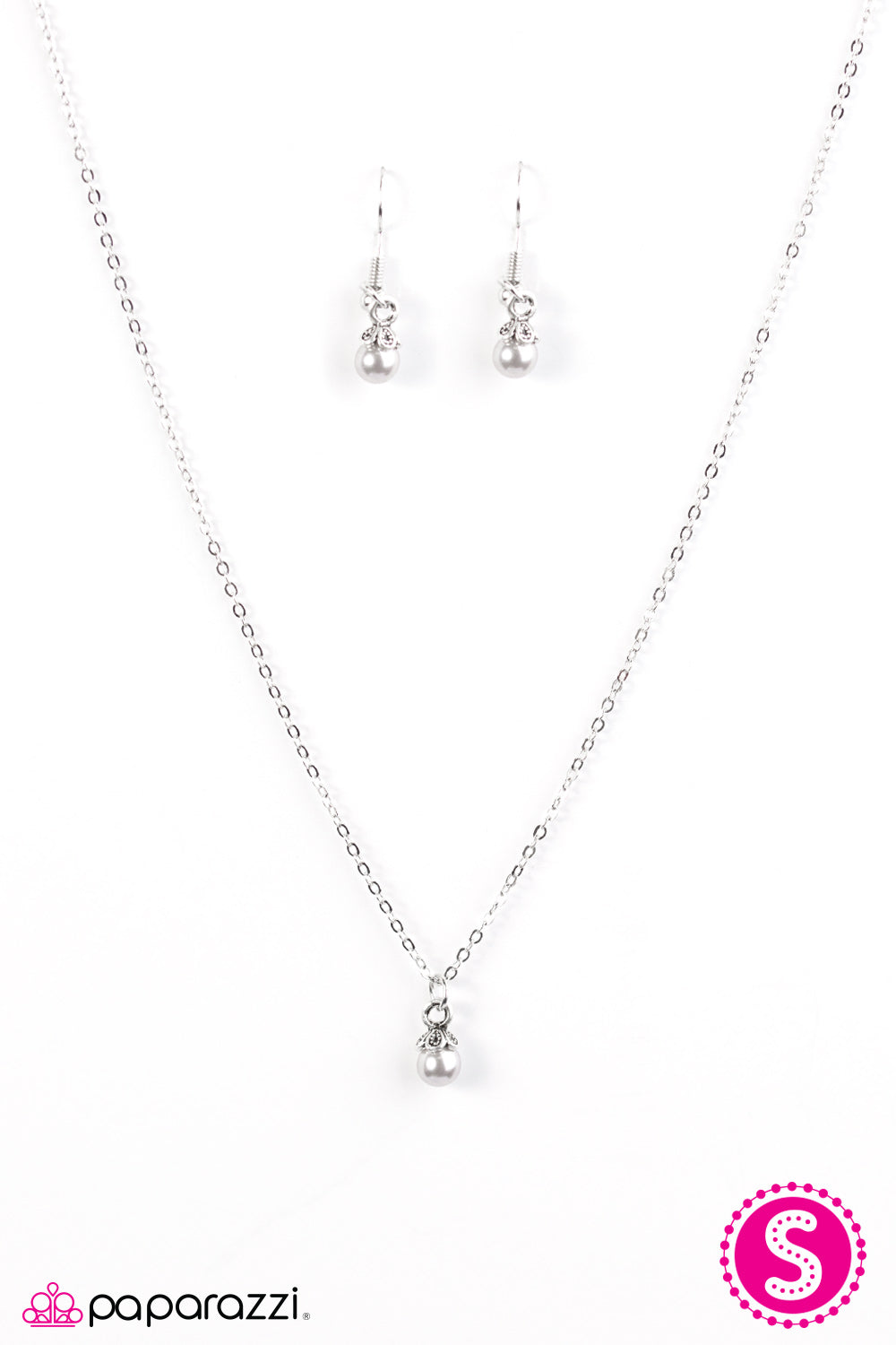 Paparazzi ♥ The World Is Your Oyster - Silver ♥ Necklace