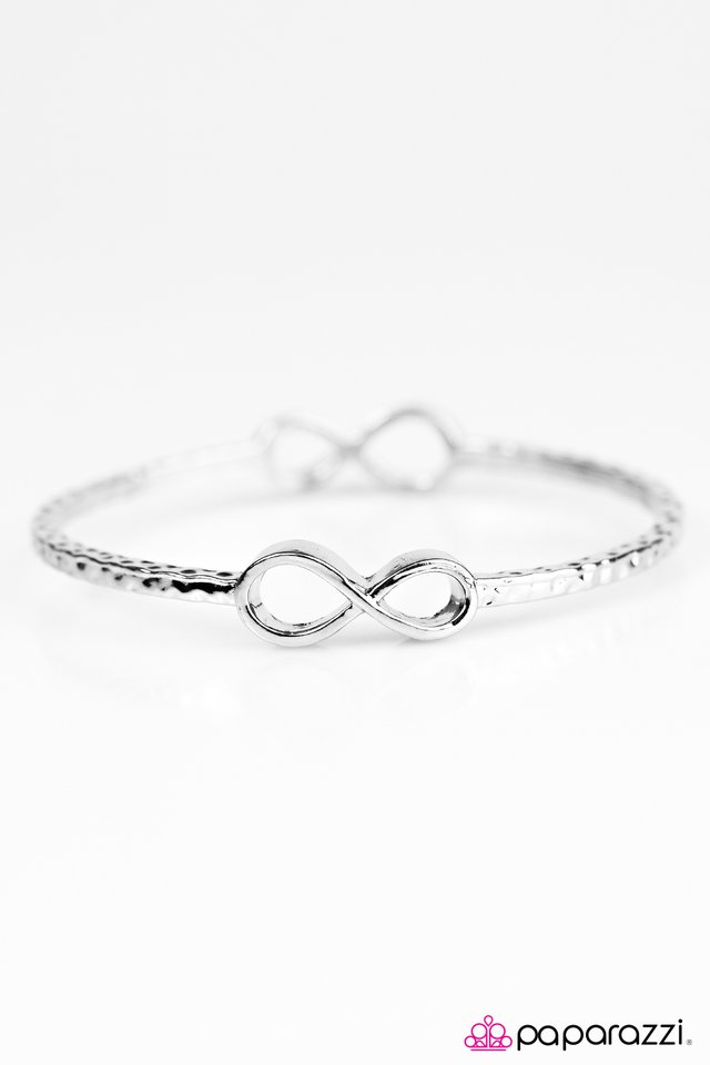 Paparazzi ♥ Worth The Wait - Silver ♥ Bracelet