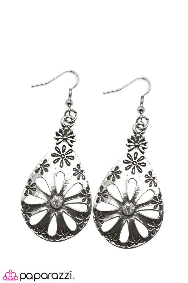 Paparazzi ♥ Daisy Chain - White ♥ Earrings