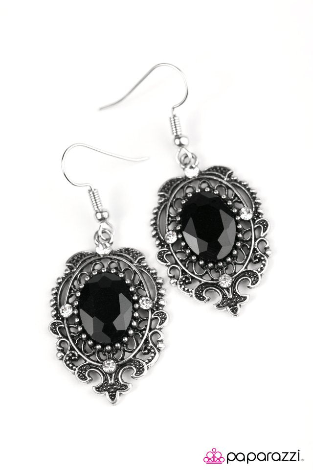 Paparazzi ♥ Royal Outing - Black ♥ Earrings