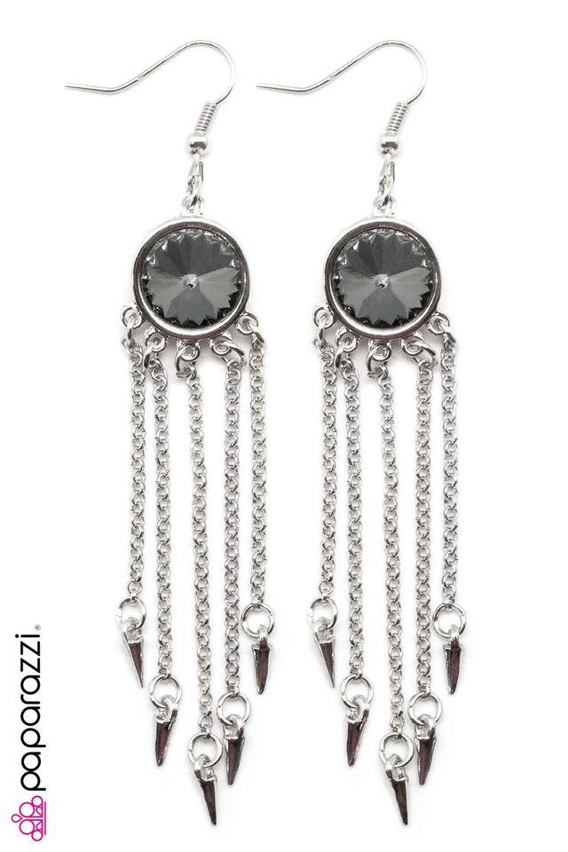 Paparazzi ♥ Strike a Pose - Silver ♥ Earrings