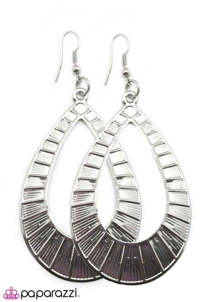 Paparazzi ♥ Get a Grip - Silver ♥ Earrings