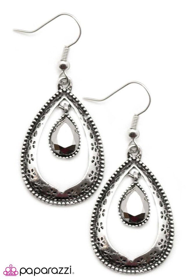 Paparazzi ♥ Red Carpet Ready - Silver ♥ Earrings