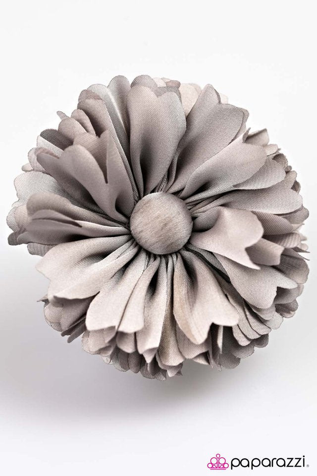 Paparazzi ♥ Life Of The Tea Party - Silver ♥ Hair Clip
