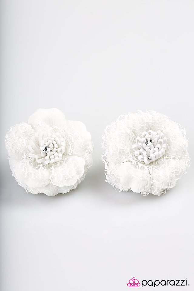 Paparazzi ♥ Cherokee Rose - White ♥ Hair Clip