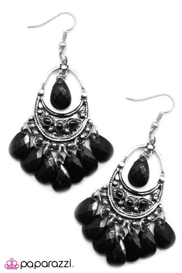 Paparazzi ♥ Oh, That is Rich - Black ♥ Earrings
