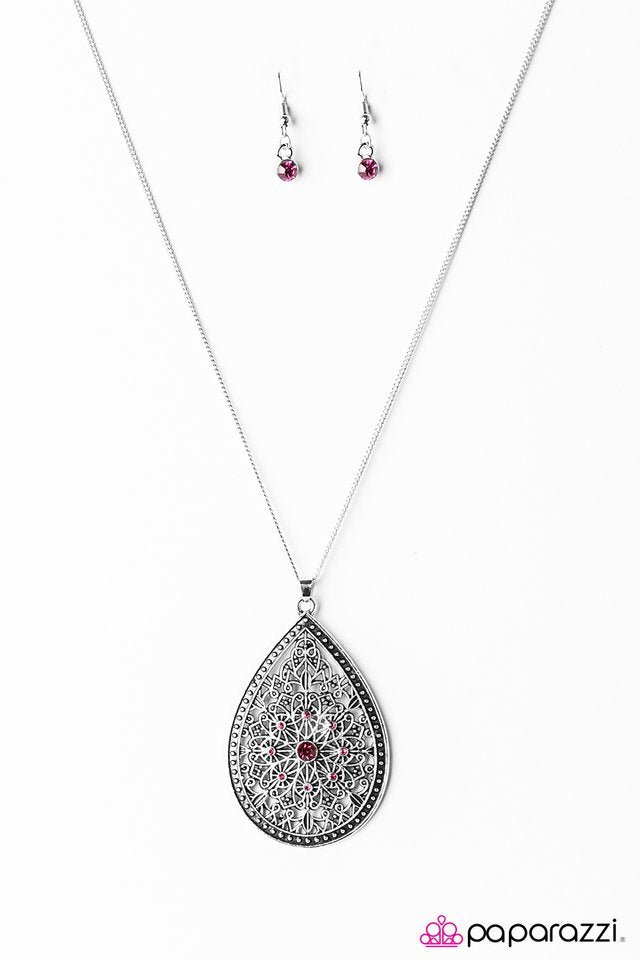 Paparazzi ♥ QUEEN Me - Pink ♥ Necklace