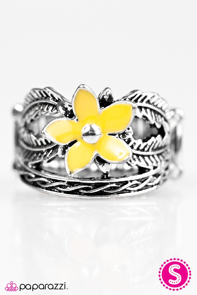 Paparazzi ♥ Fiji Fling - Yellow ♥ Ring