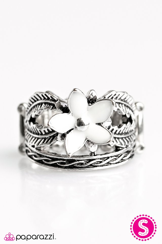 Paparazzi ♥ Fiji Fling - White ♥ Ring