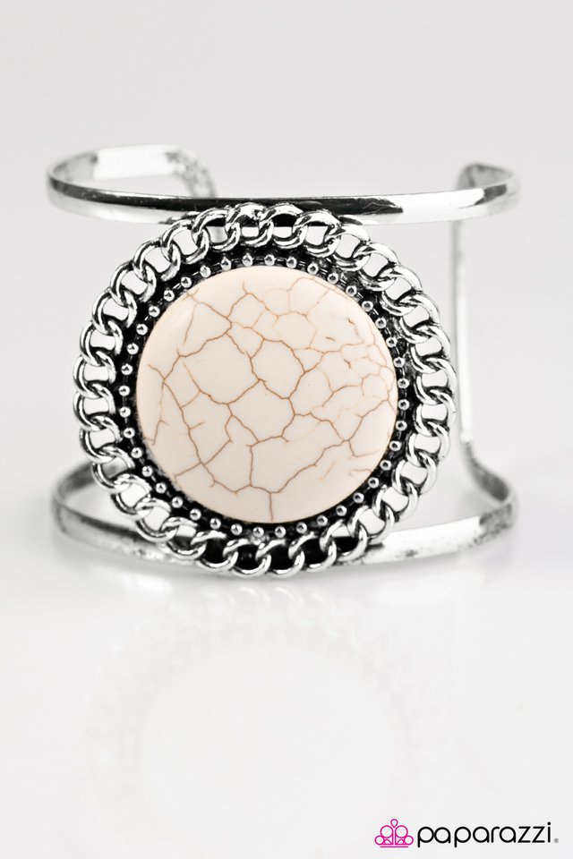 Paparazzi ♥ Mountains On My Mind - White ♥ Bracelet