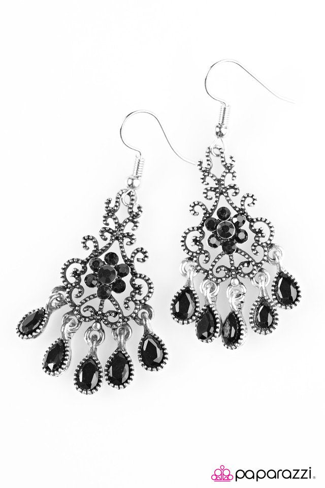 Paparazzi ♥ Princess Of Perfection - Black ♥ Earrings