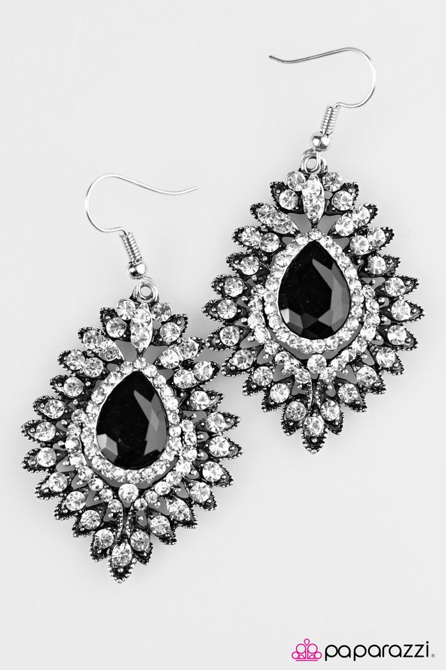 Paparazzi ♥ DIVA-de and Conquer - Black ♥ Earrings