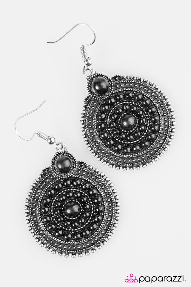 Paparazzi ♥ Belle Of Bali - Black ♥ Earrings