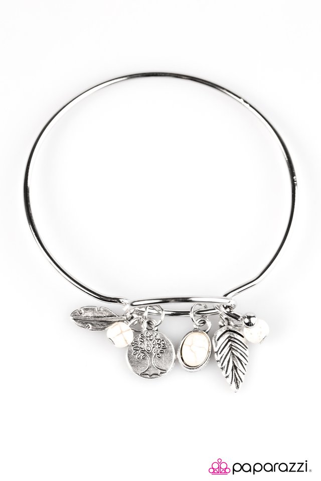 Paparazzi ♥ What On Earth? - White ♥ Bracelet