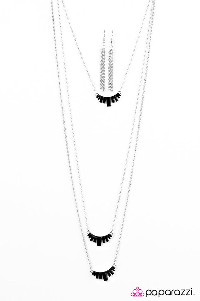 Paparazzi ♥ On DIVA Ground - Black ♥ Necklace