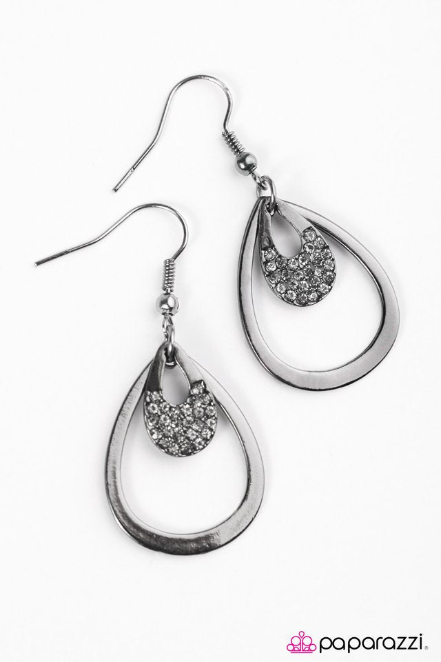 Paparazzi ♥ Light Storm - Black ♥ Earrings