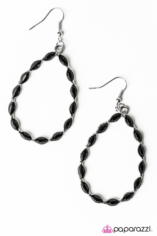 Paparazzi ♥ Sometimes, All You Need Is Color - Black ♥ Earrings