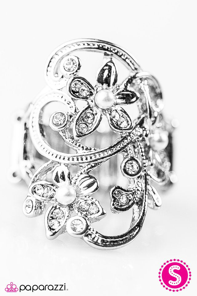 Paparazzi ♥ Walking In Wonderland - White ♥ Ring