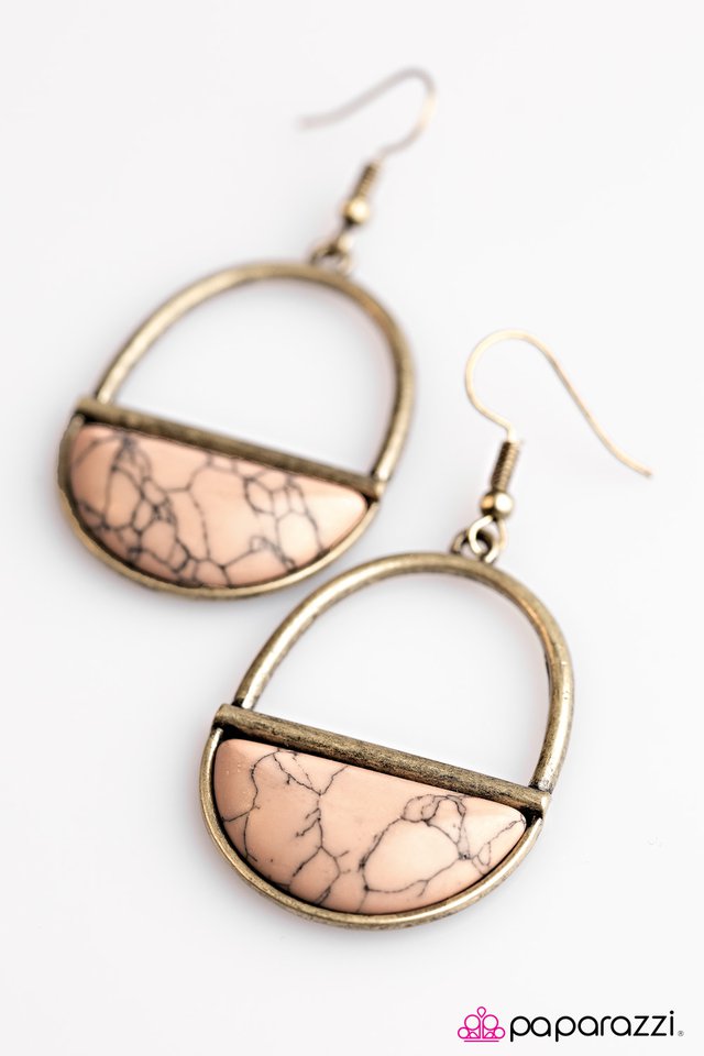 Paparazzi ♥ Stone Horizons - Brass ♥ Earrings