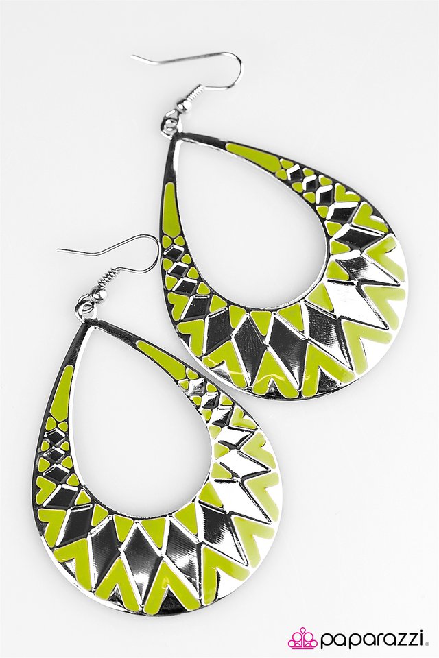 Paparazzi ♥ Shattered - Green ♥ Earrings