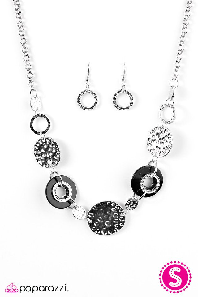 Paparazzi ♥ Endless Shores - Black ♥ Necklace