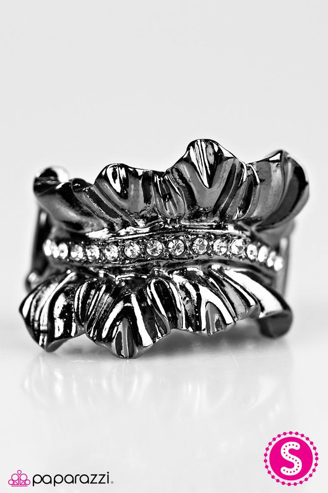 Paparazzi ♥ Ready To RUFFLE - Black ♥ Ring