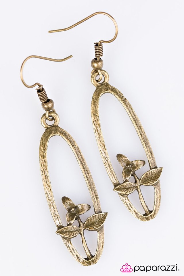 Paparazzi ♥ Thinking Of Tulips - Brass ♥ Earrings