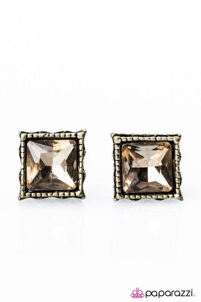 Paparazzi ♥ Own The Show - Brass Post ♥ Post Earrings