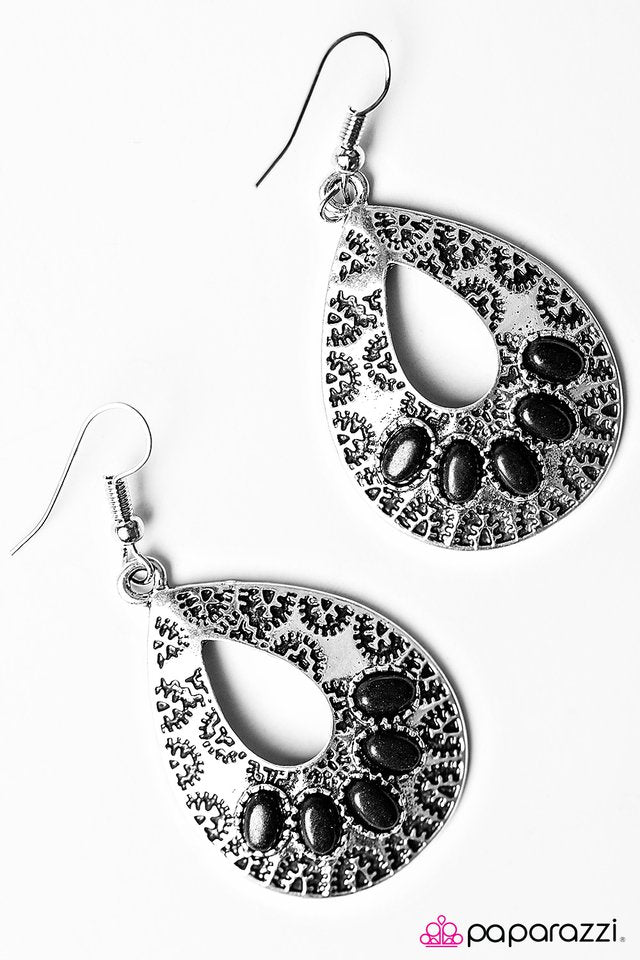 Paparazzi ♥ Canyon Carnivore - Black ♥ Earrings