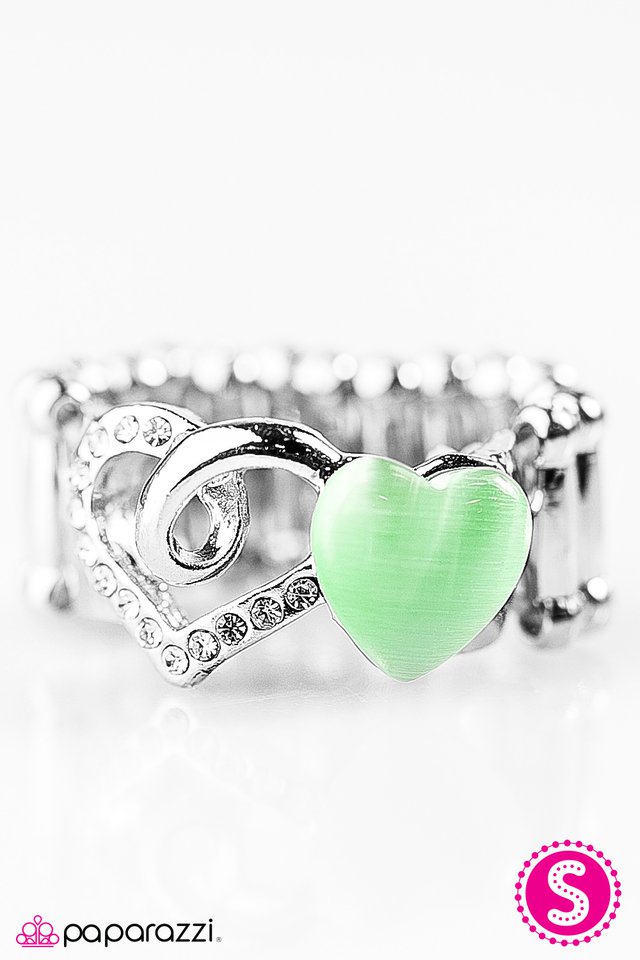 Paparazzi ♥ Light Up My Heart - Green ♥ Ring