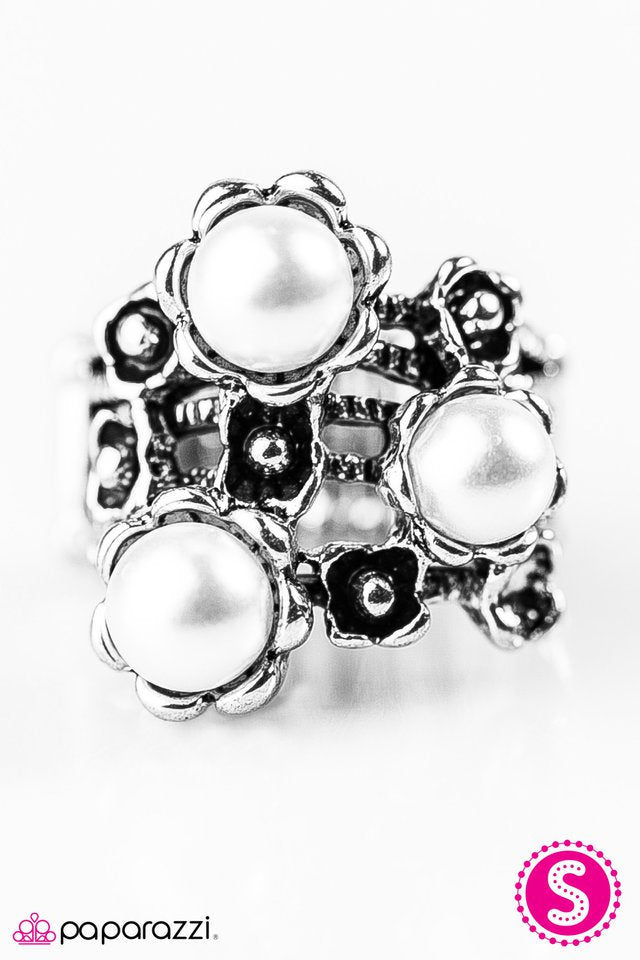 Paparazzi ♥ Bouquet Botanical - White ♥ Ring
