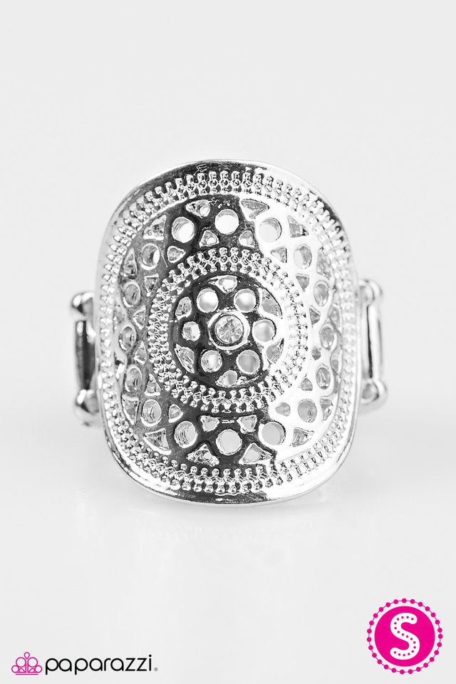 Paparazzi ♥ Raleigh Radiance - White ♥ Ring